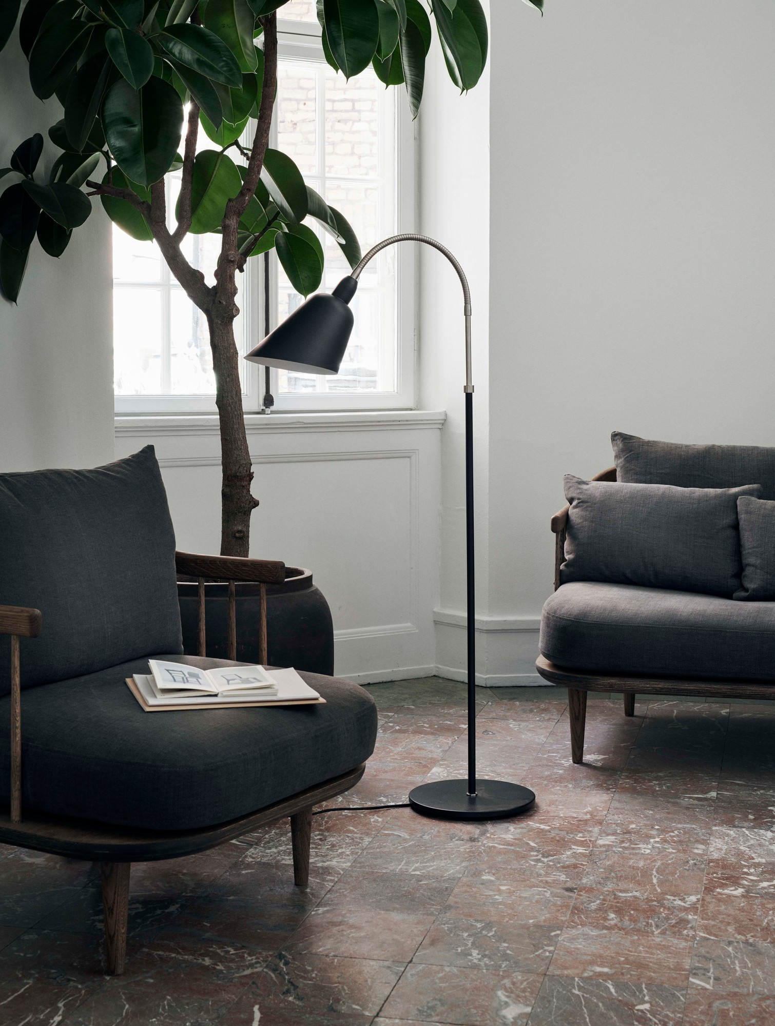 Bellevue AJ7 Stehleuchte Lampadaire Noir AndTradition
