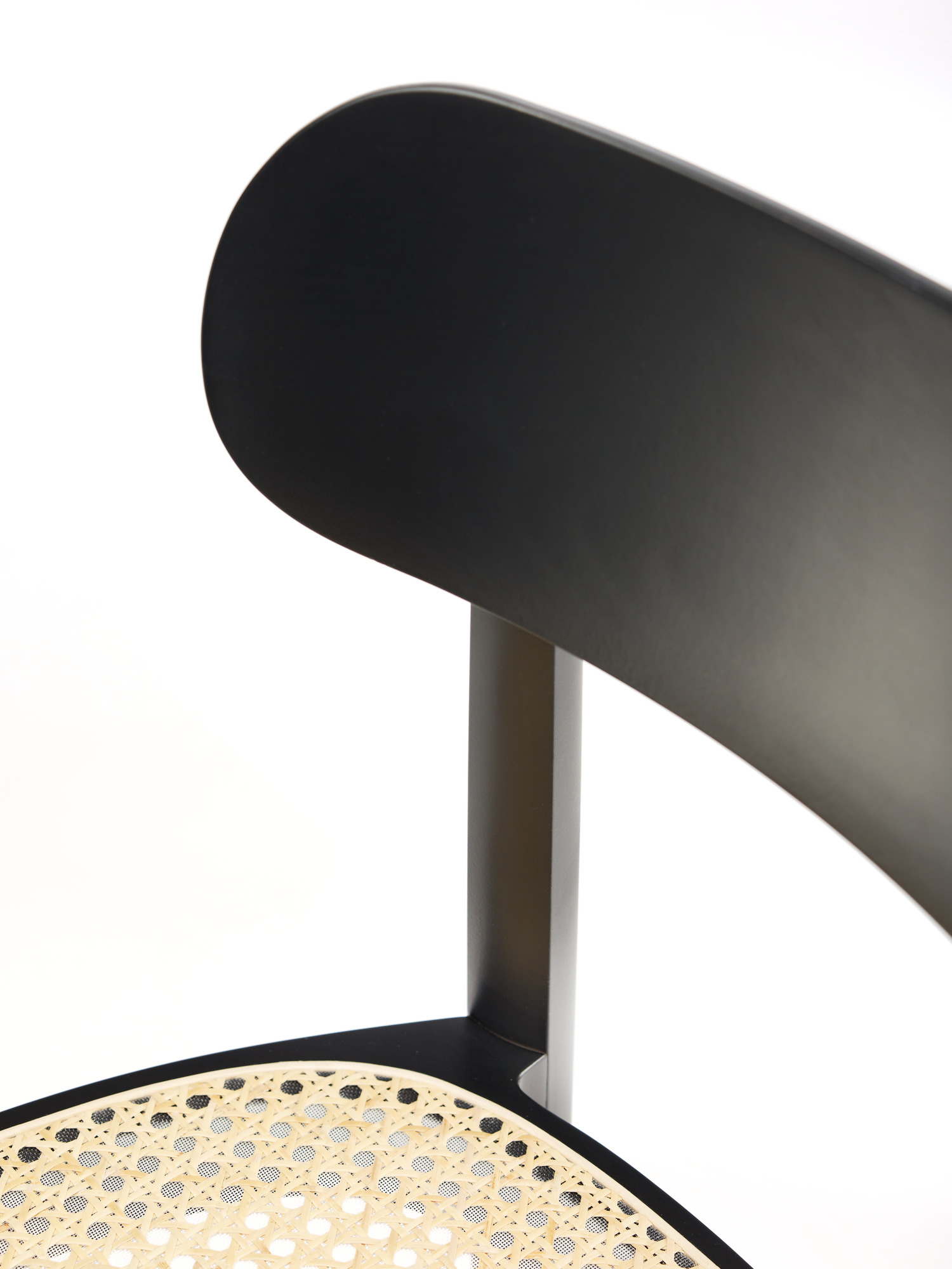 Detailaufnahme: Schwarzer Holzstuhl 118 von Thonet mit Wiener Geflecht Sitzfläche. Designklassiker für Esszimmer und Büro.