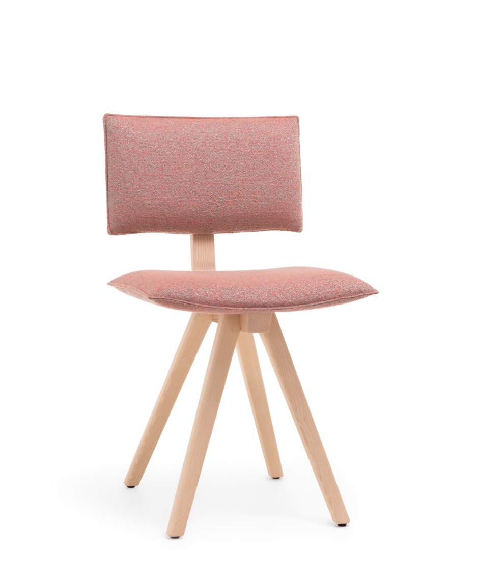 Trave Stuhl von Magis mit hellrosa Polsterung und hellem Holzgestell vor weißem Hintergrund.