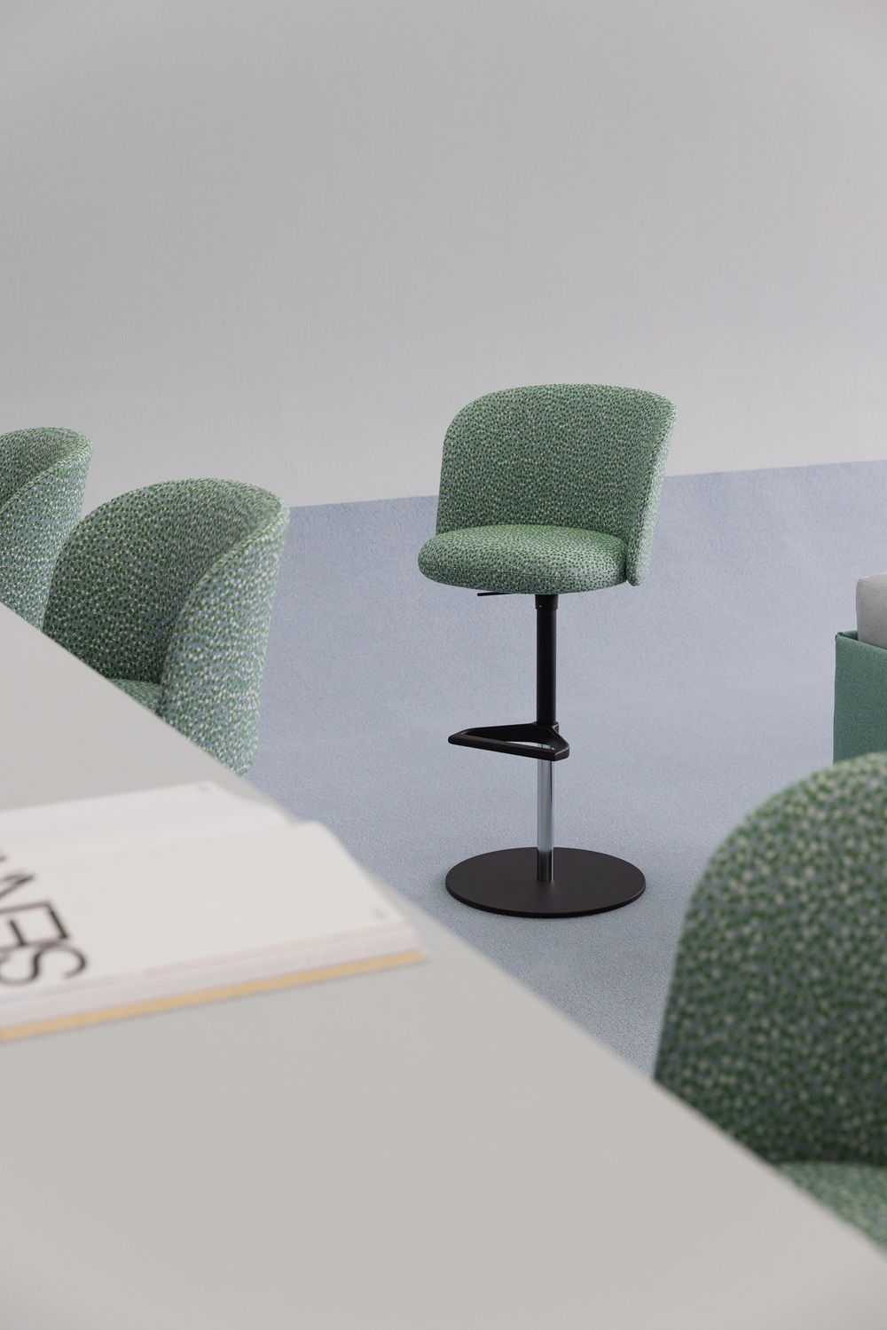 Mikado Side Chair High Chaise /  Tabouret de bar Vitra