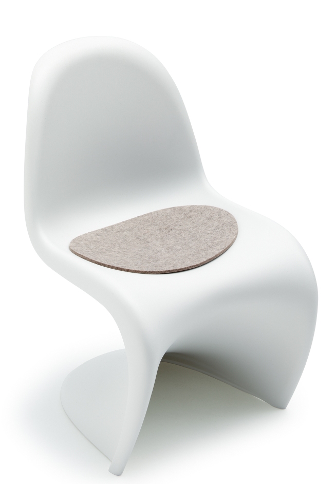 Housse de siège - housse en feutre Panton Junior HEY - SIGN by BWF Group Light melange Helle, melierte Hey Sign Filz Sitzauflage für Panton Junior Stuhl auf weißem Stuhl.