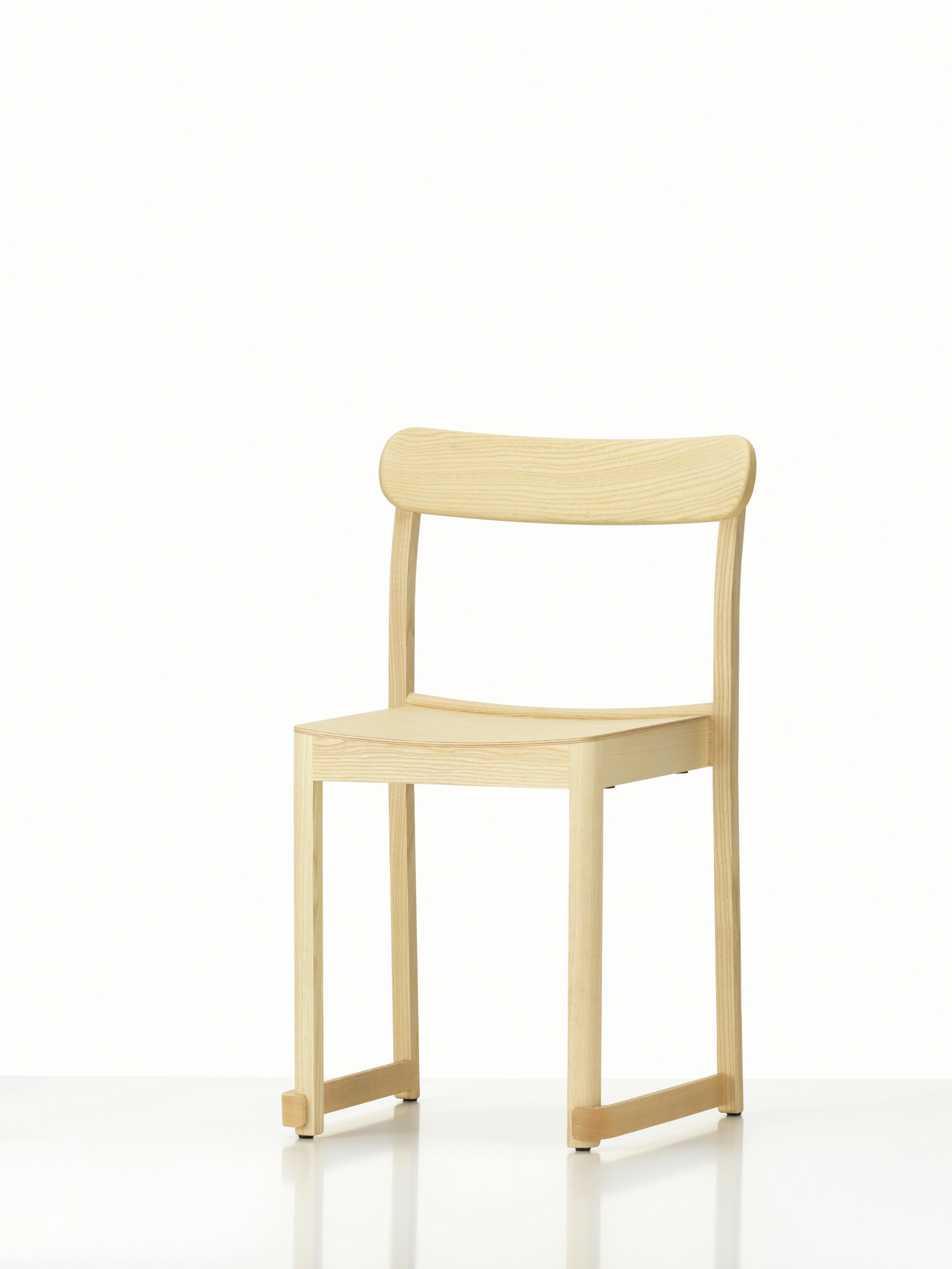 Atelier Chair Stuhl von Artek aus Esche natur lackiert, minimalistisches Design.