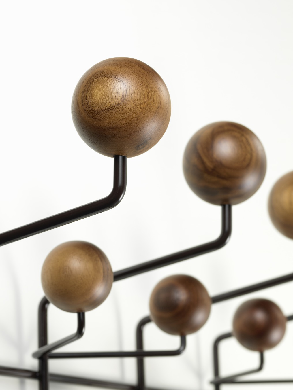 Eames Hang it all Porte-manteau noyer naturel Vitra NOUVELLE VERSION  