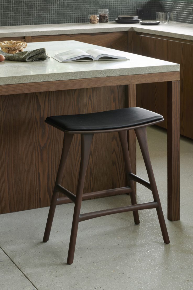Osso Counter Stool Tabouret de bar avec coussin d'assise en cuir noir Ethnicraft 