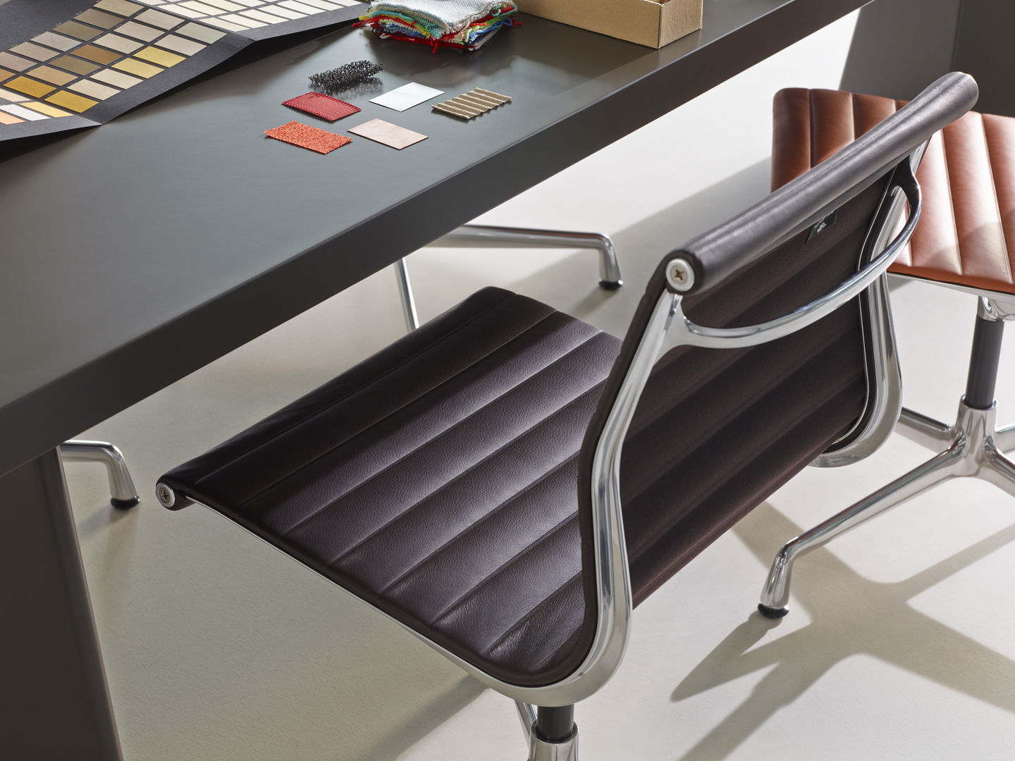 Aluminium Chair EA101 / EA 101 Chaise Vitra