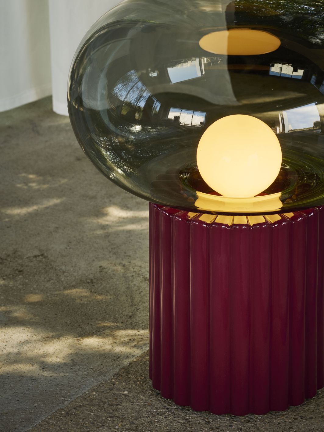 Fungi Bodenleuchte in Weinrot: Moderne Lampe mit Glasschirm und warmem Licht.