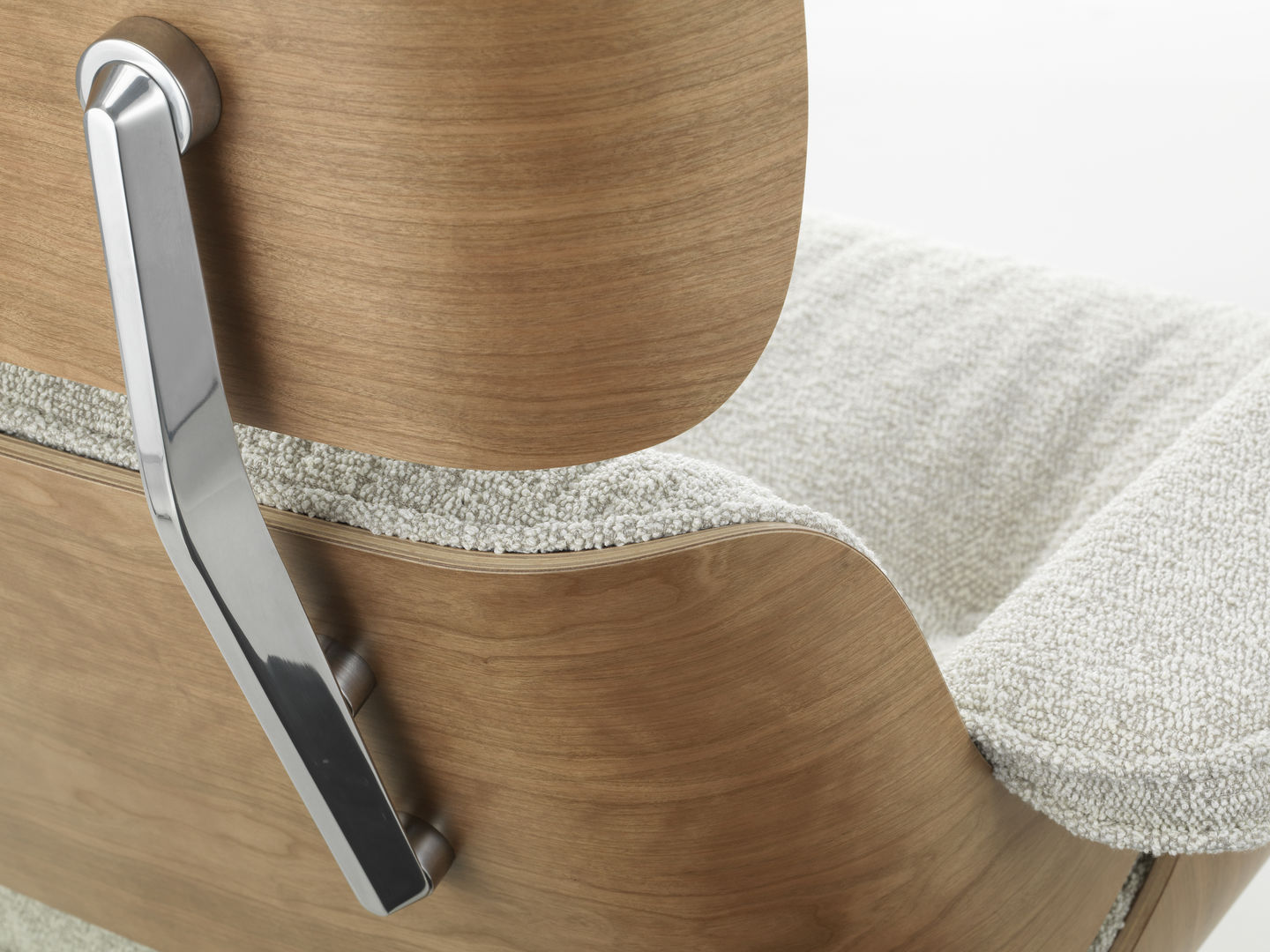 Eames Lounge Chair & Ottoman Fauteuil PRÉFÉRENCE Nubia, cream sand, poli, cerisier Eames Lounge Chair & Ottoman Fauteuil PRÉFÉRENCE Nubia, cream sand, poli, cerisier