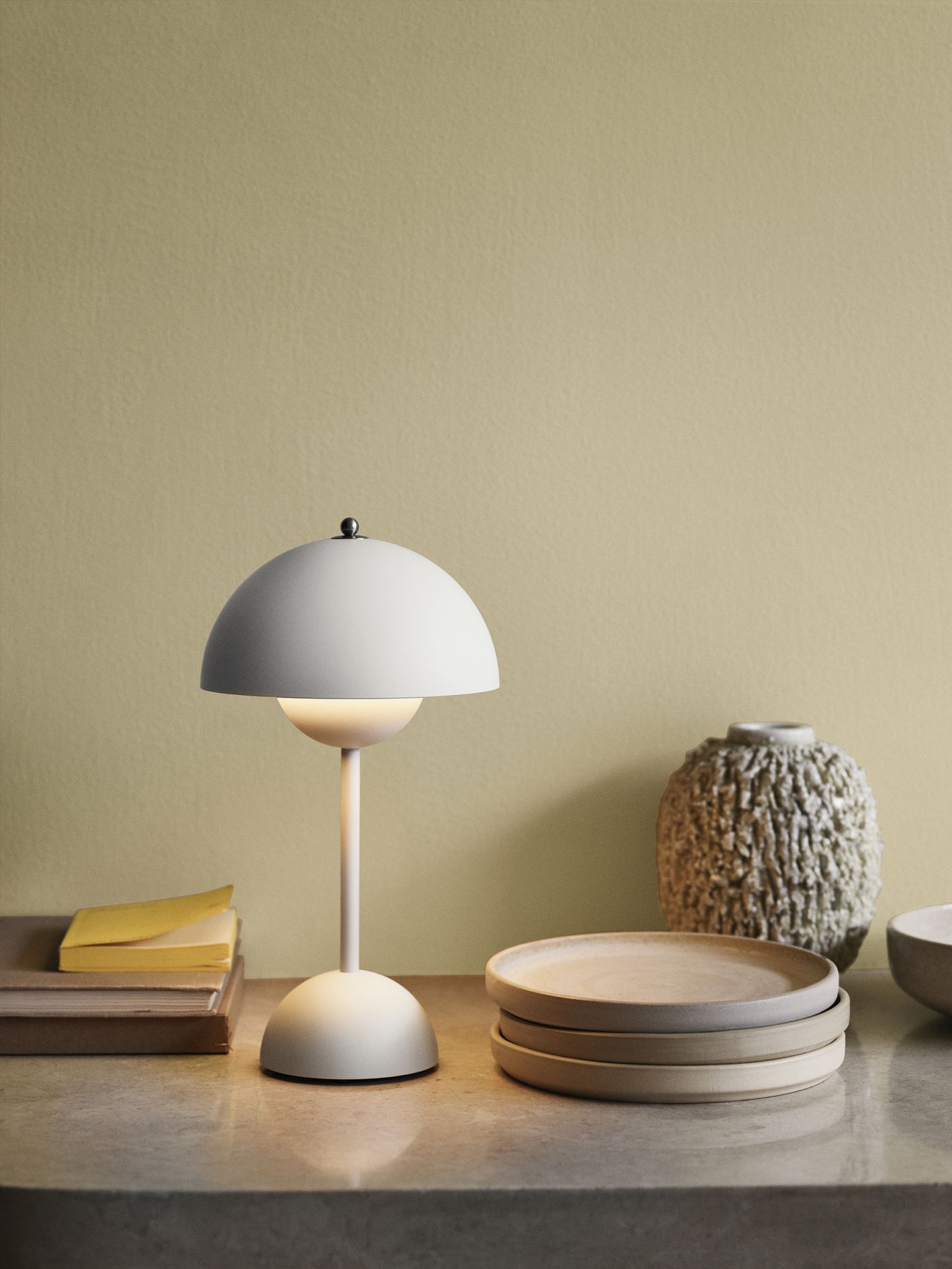 Flowerpot VP9 Portable Lampe à batterie / Lampe de table avec USB AndTradition Blanc matt