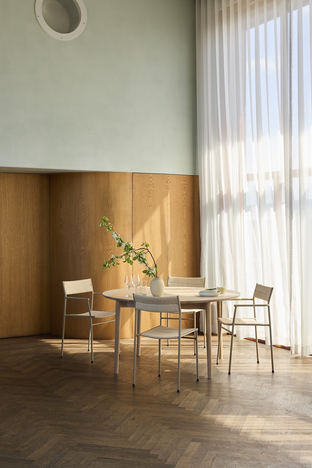 Vev Dining chair with armrests Chaise à accoudoirs Northern Vev Dining chair with armrests Chaise à accoudoirs Northern