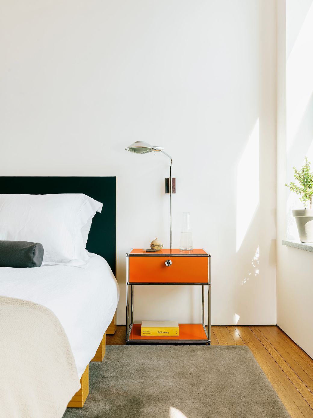 USM Haller Table de chevet avec compartiment ouvert M54 Blanc pur