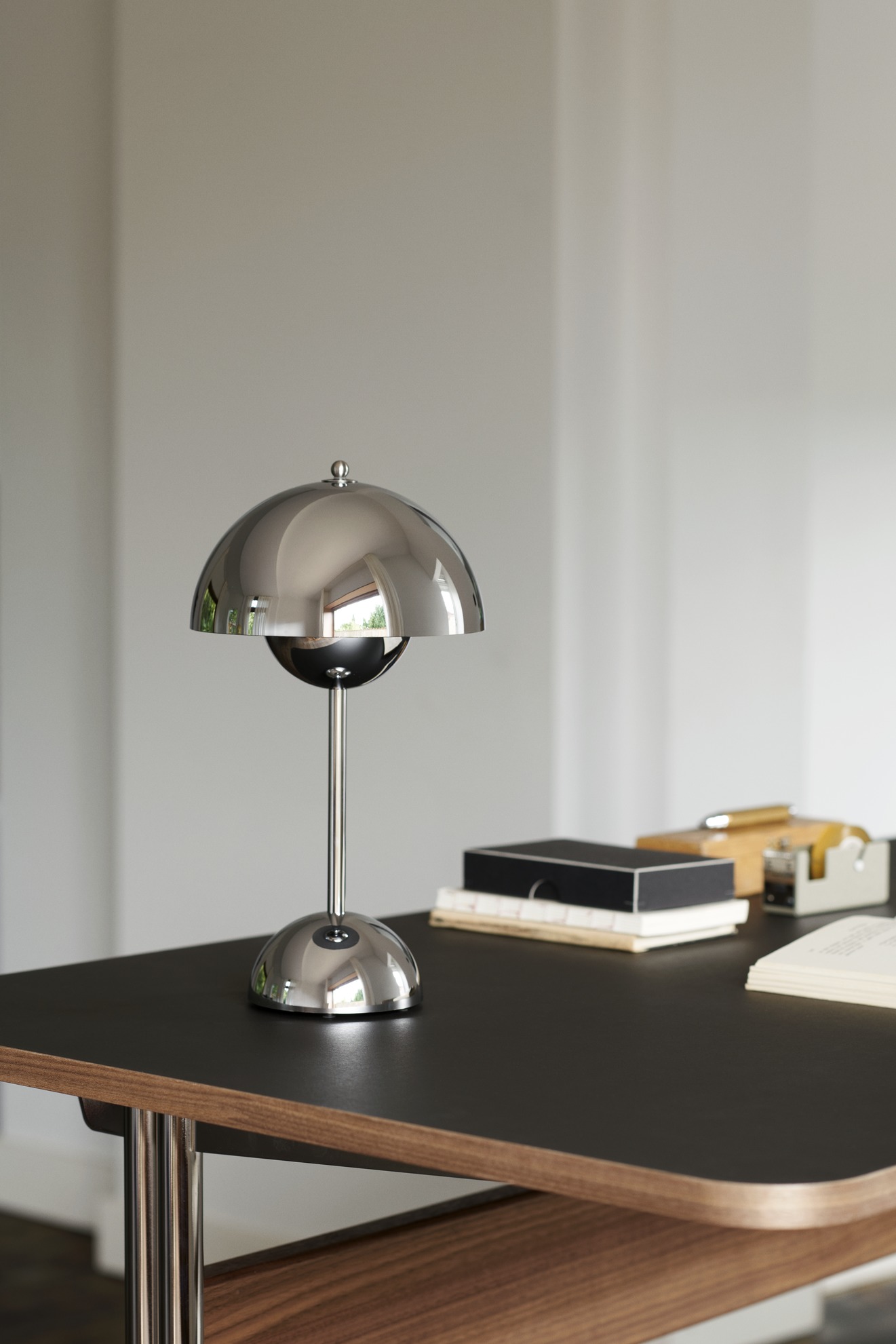 Flowerpot VP9 Portable Lampe à batterie / Lampe de table avec USB AndTradition Chromé