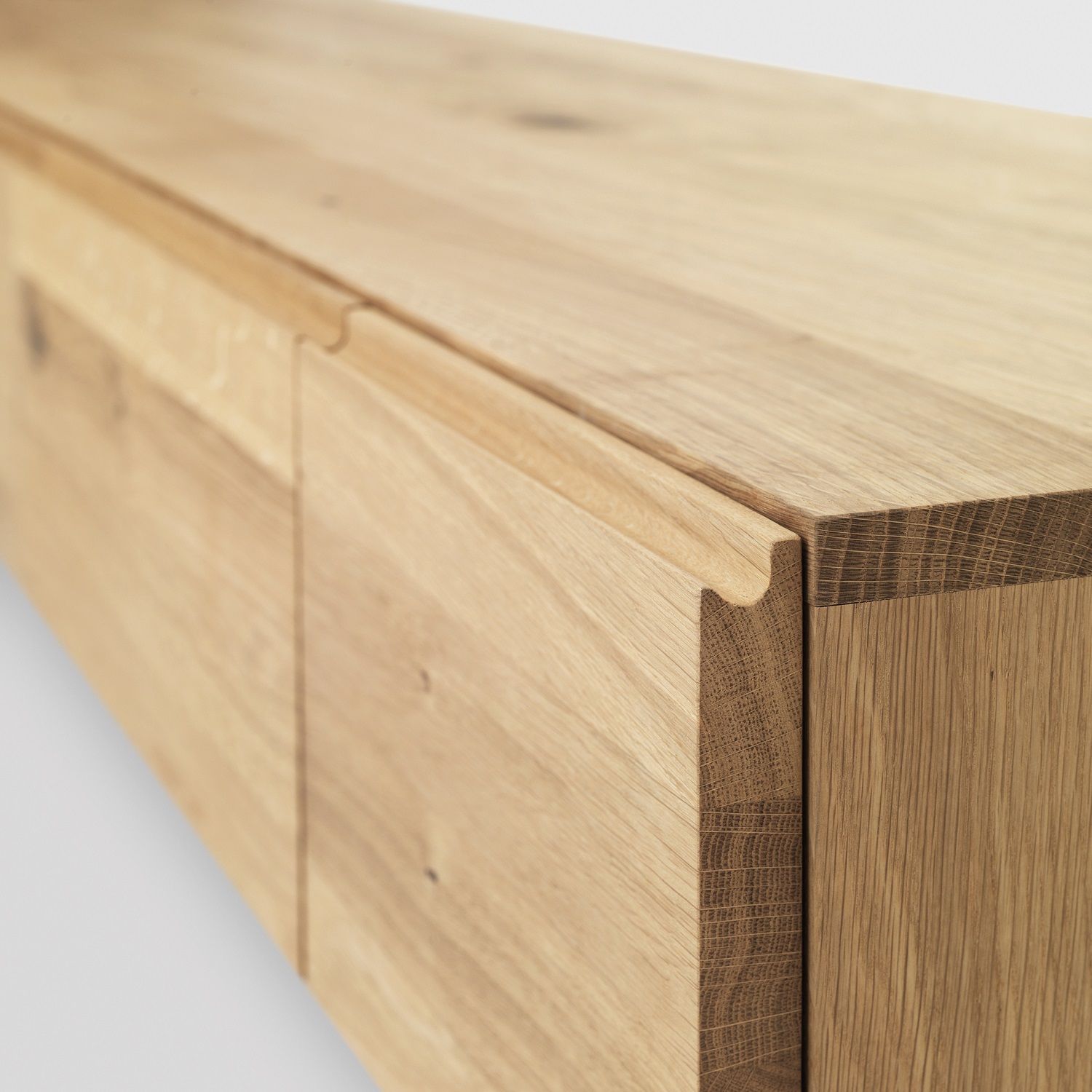 Detailaufnahme: Zeitraum Podest Sideboard aus hellem Massivholz, natürliche Holzmaserung sichtbar.