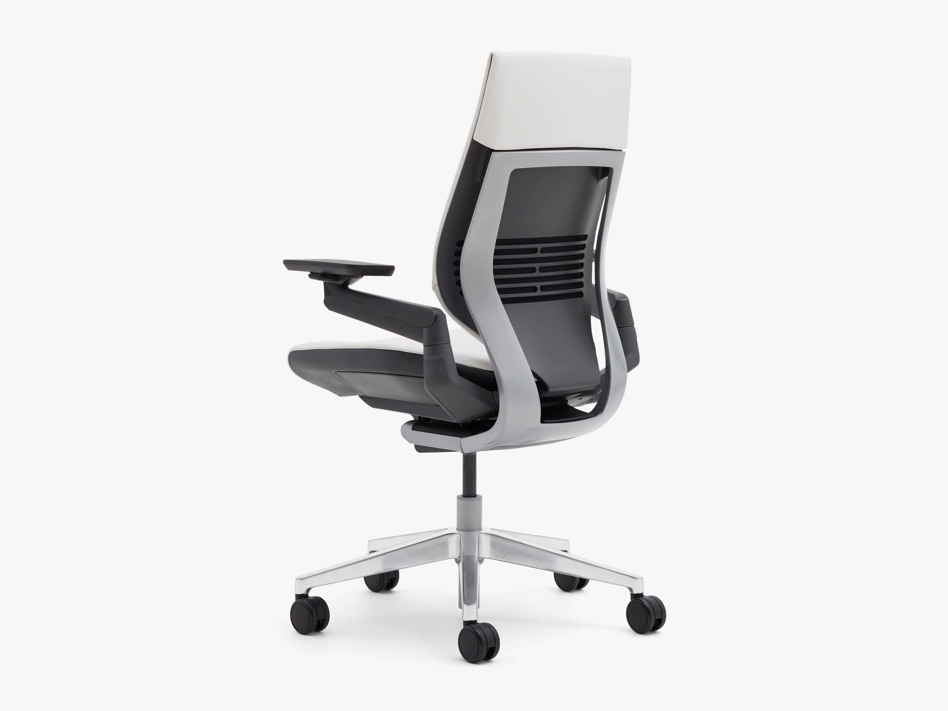 Rückansicht des Steelcase Gesture Bürostuhls mit Stoffbezug in Weiß und Grau. Ergonomischer Drehstuhl.