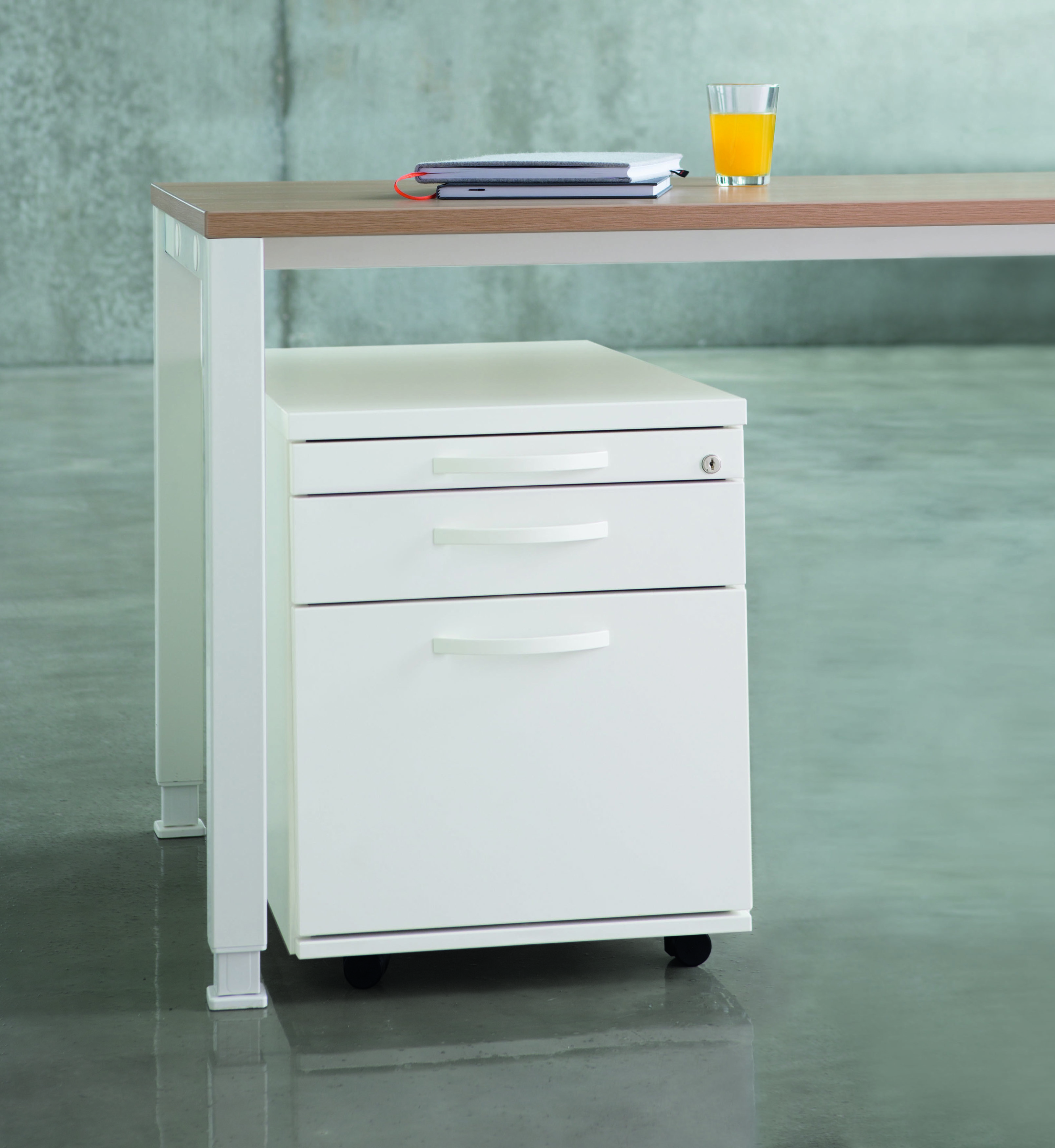 ECO.S-Mobil von König+Neurath mit drei Schubladen und Rollen unter einem Schreibtisch. Büromöbel für Ordnung.