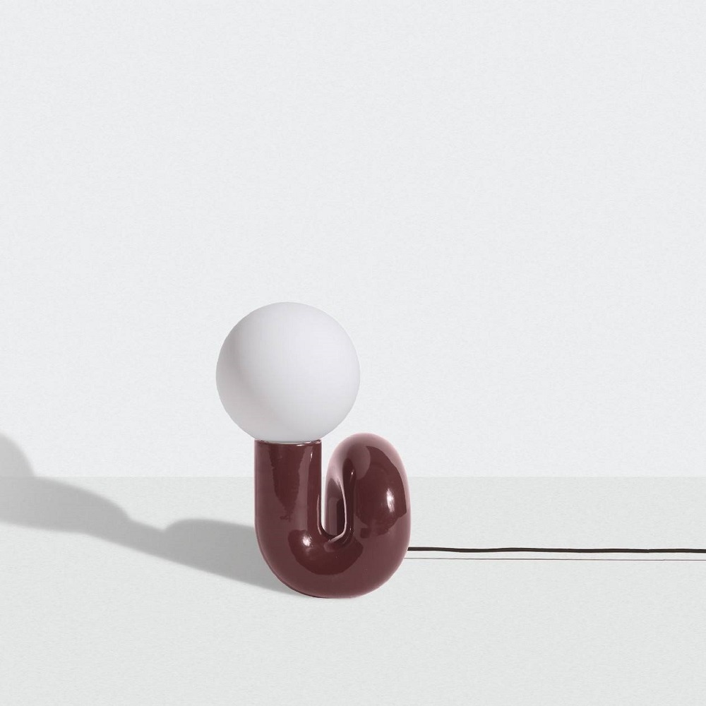 Neotenic Tischleuchte von Petite Friture, kleine Lampe in Braun mit weißem Leuchtmittel.