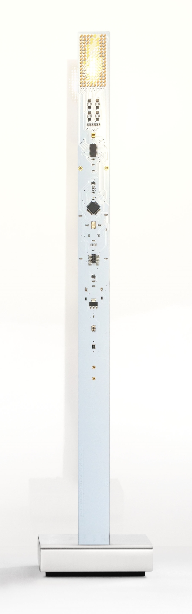 Weiße My New Flame Tischleuchte von Ingo Maurer mit sichtbarer Elektronik und warmem Licht.