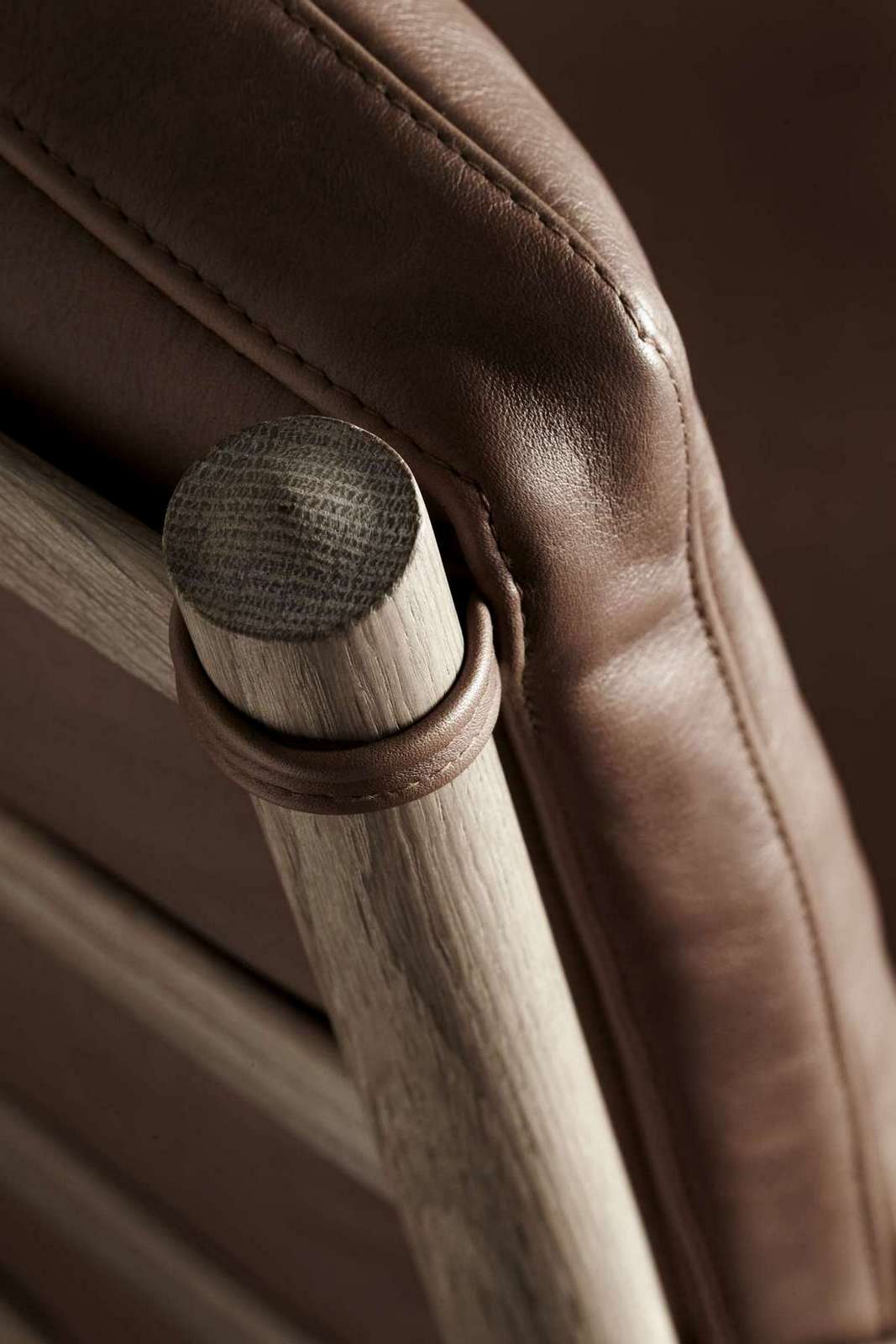 Detailaufnahme: OW149 Colonial Chair Stuhl von Carl Hansen & Søn, Leder und Holz.