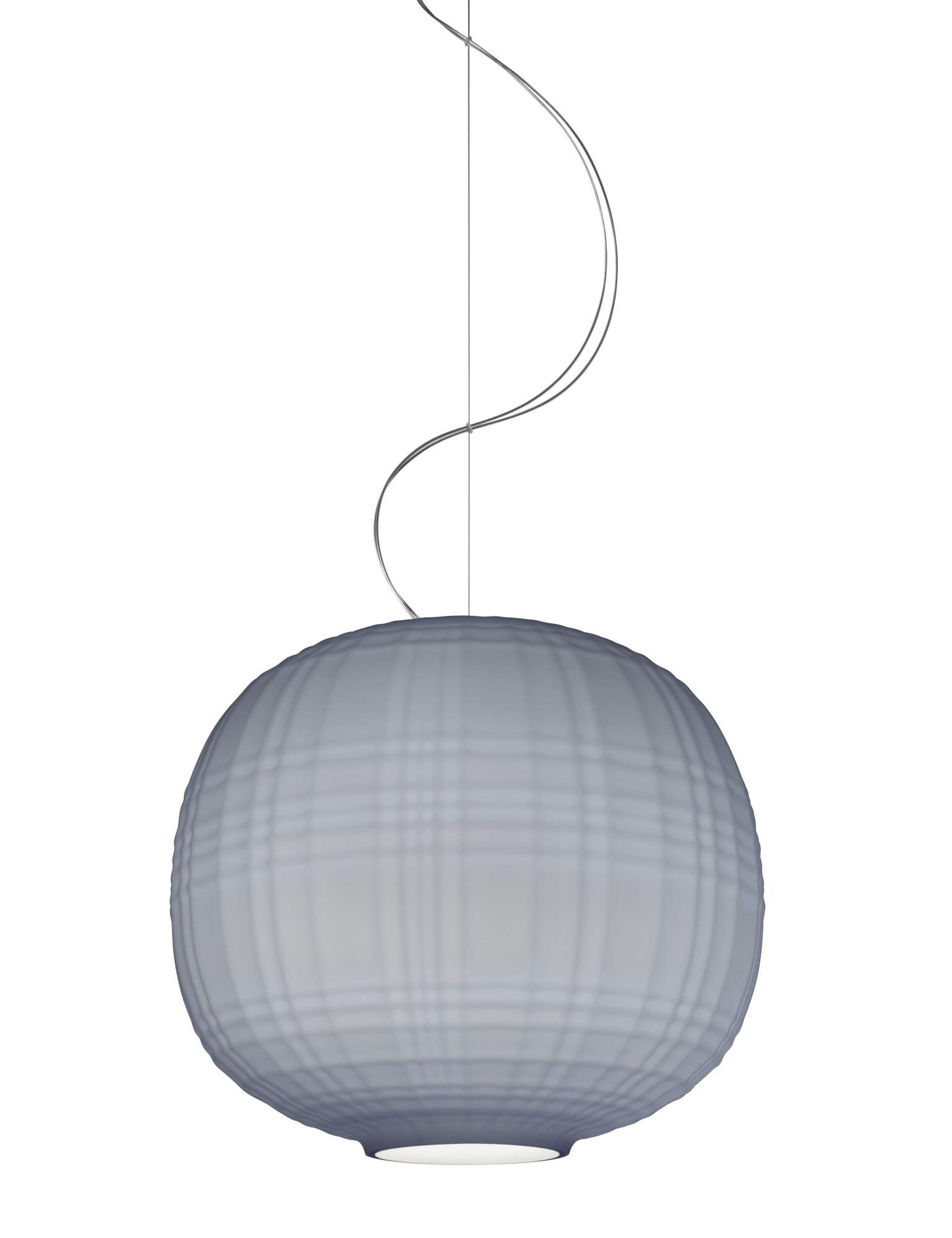 Nahaufnahme der grauen Foscarini Tartan Pendelleuchte mit Textur und filigranen Aufhängungsdrähten vor weißem Hintergrund.