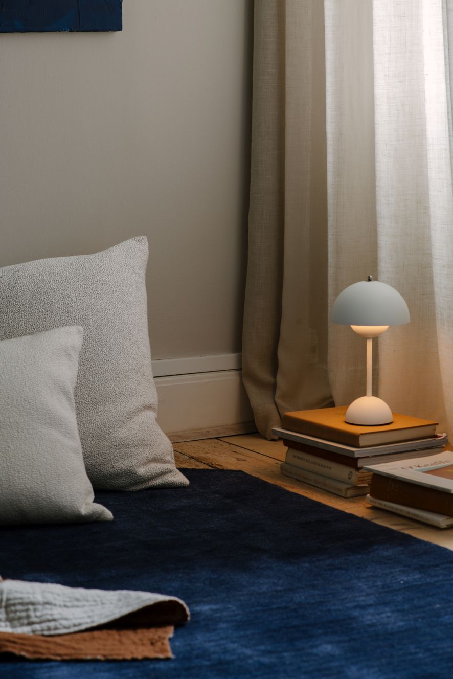 Flowerpot VP9 Portable Lampe à batterie / Lampe de table avec USB AndTradition Blanc matt