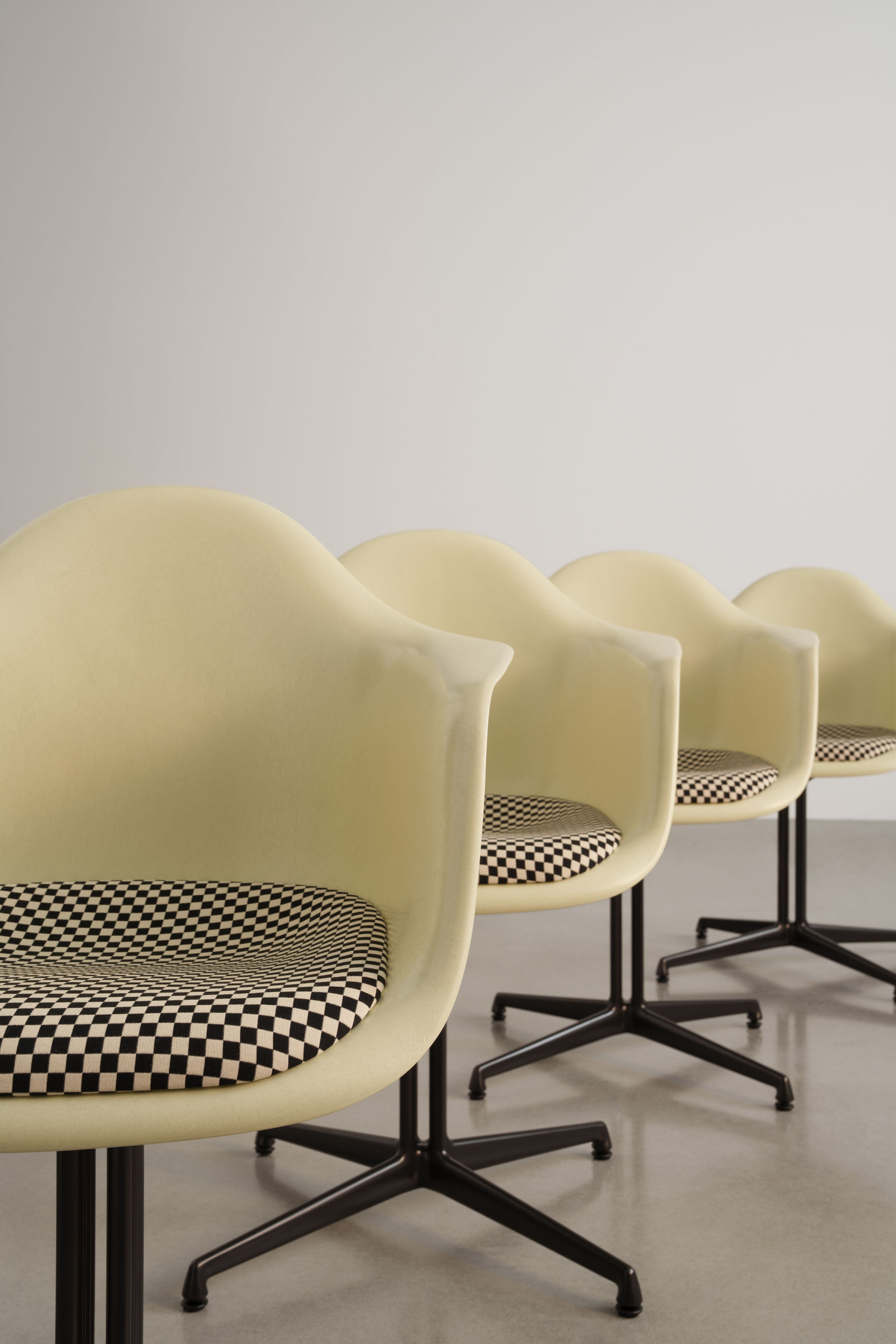 Eames Plastic Arm Chair DAL avec coussin d'assise Vitra