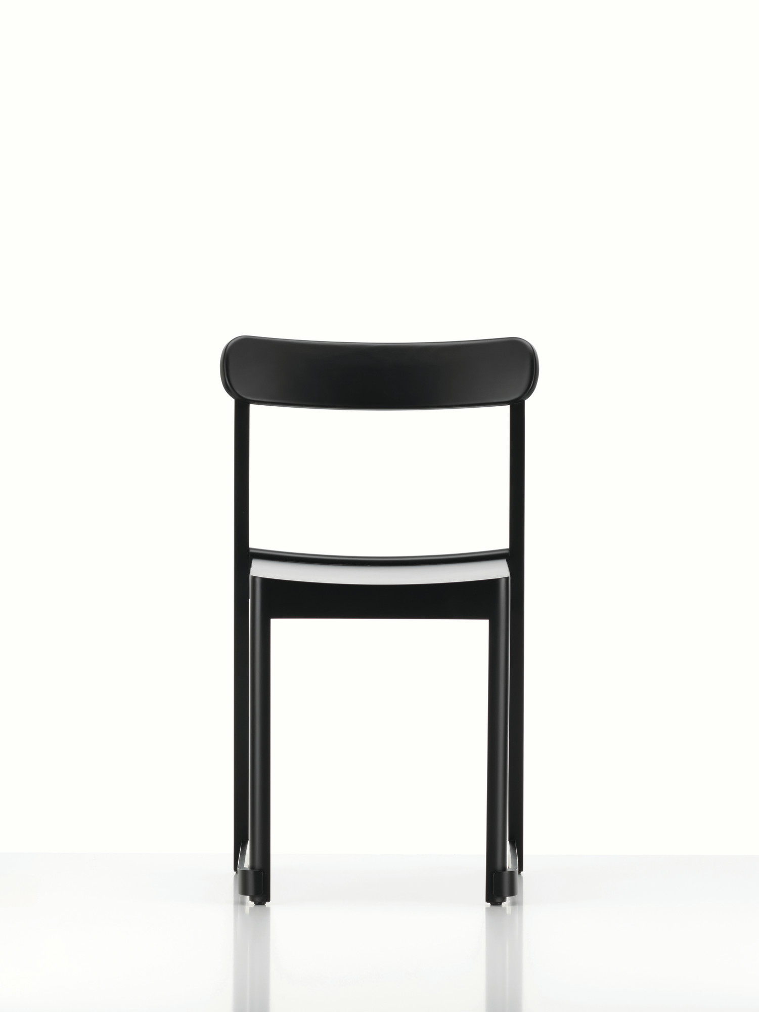 Atelier Chair Chaise Artek QUICK SHIP Hêtre noir laqué Ansicht von hinten: Schwarzer Atelier Chair Stuhl von Artek aus Buchenholz.