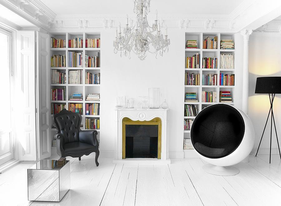 Hellgrauer Ball Chair Sessel von Eero Aarnio in modernem, weißem Wohnzimmer mit Bücherregalen.