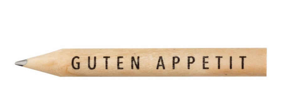 Nahaufnahme eines Bleistifts mit der Aufschrift "Guten Appetit" für Tischdekoration und Menage.