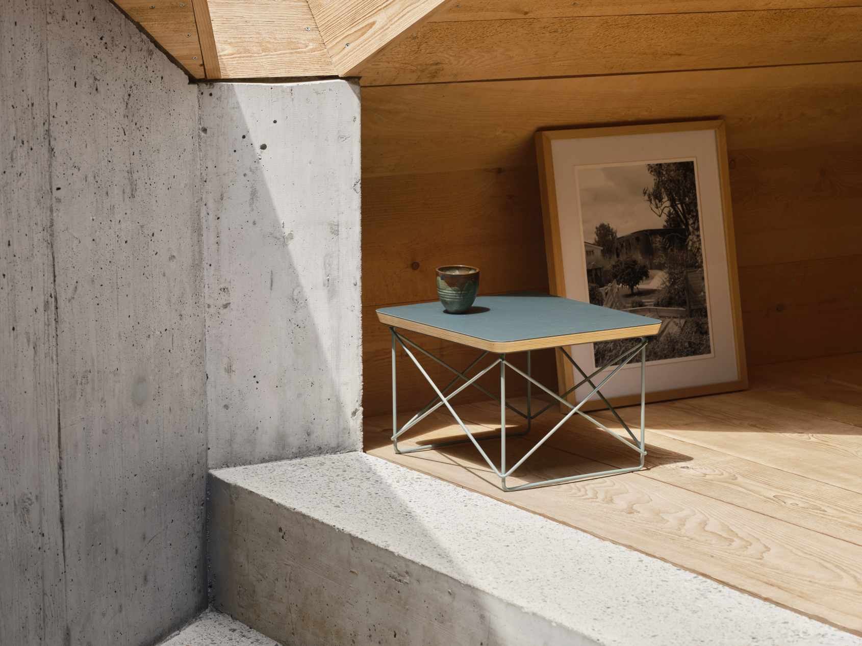 Occasional Table LTR Table d'appoint Linoléum Smoke blue Vitra 