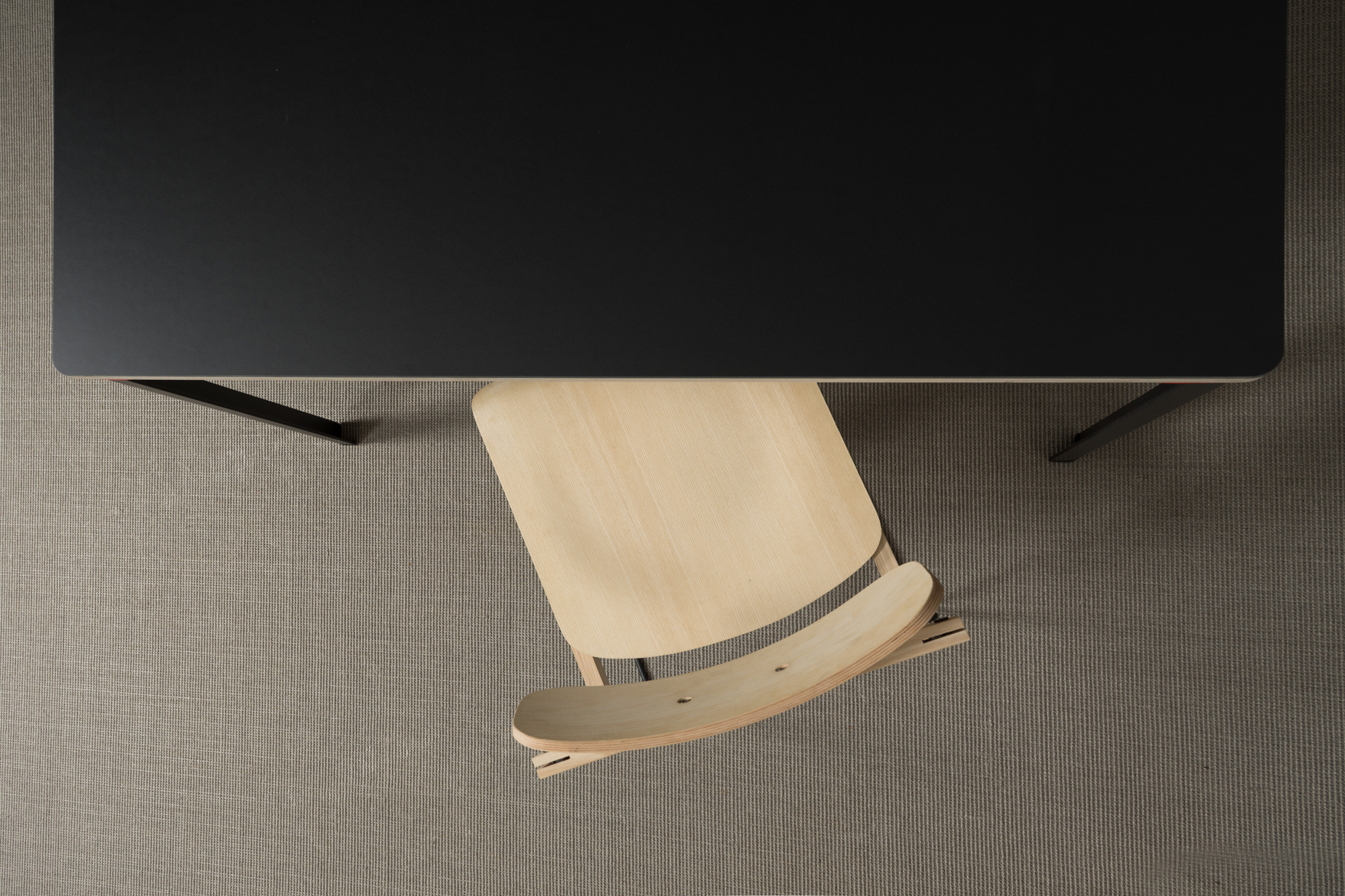 Bruto chaise côté Nils Holger Moormann