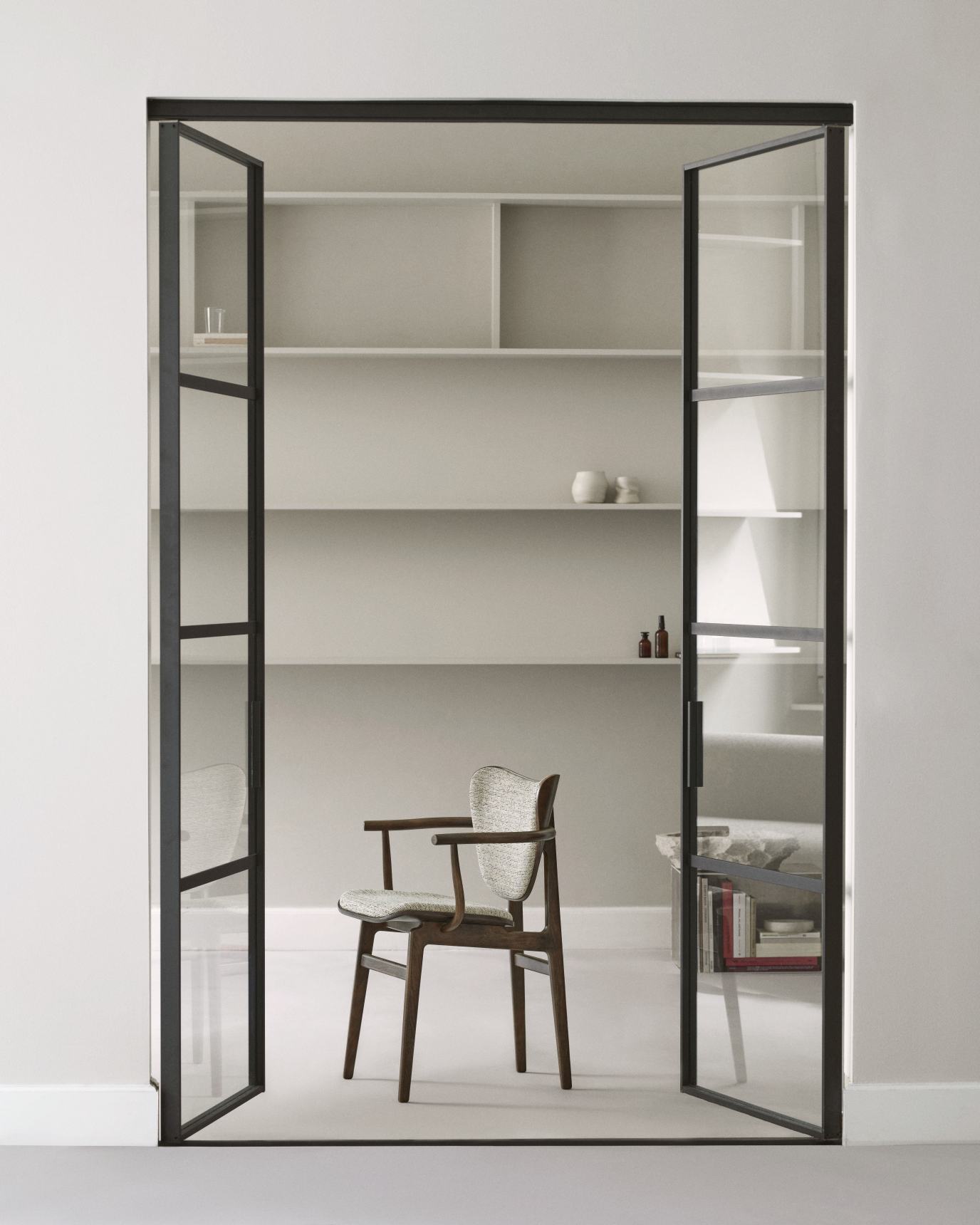 Elephant Dining Chair Chaise rembourrée à l'avant Norr11 Elephant Dining Chair Chaise rembourrée à l'avant Norr11