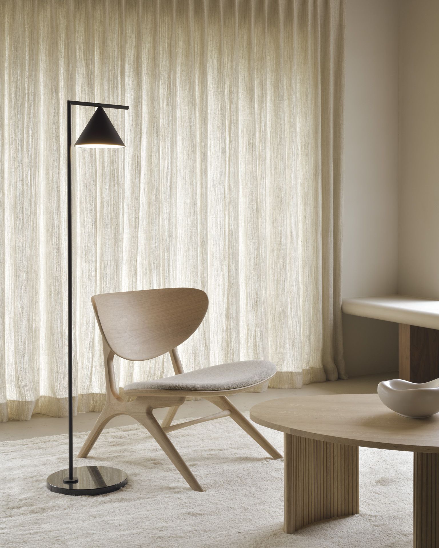Eye Fauteuil lounge chêne laqué Off White tissu Ethnicraft