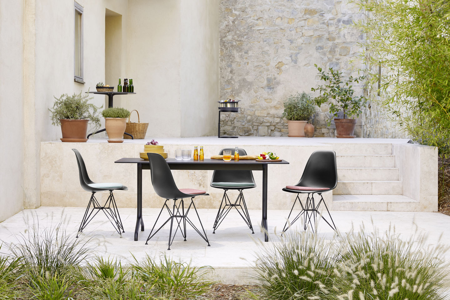 Eames Plastic Side Chair DSR chaise avec coussin d'assise Vitra