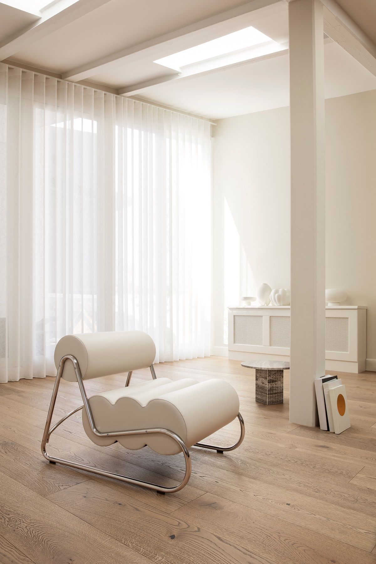 Eleganter Soho Coffee Table Couchtisch von NORR11 im minimalistischen Wohnzimmer mit Holzboden und Tageslicht.