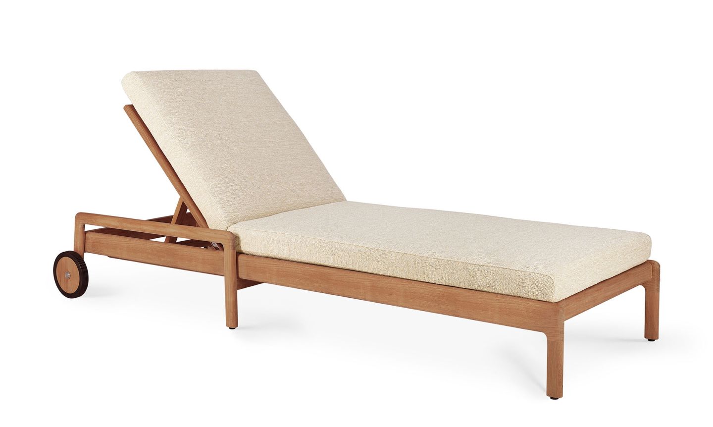 Coussin pour chaise longue Jack Outdoor Natural Ethnicraft Outdoor Liege mit Kissen von Ethnicraft, Holzrahmen und Rädern, ideal für Garten und Terrasse.