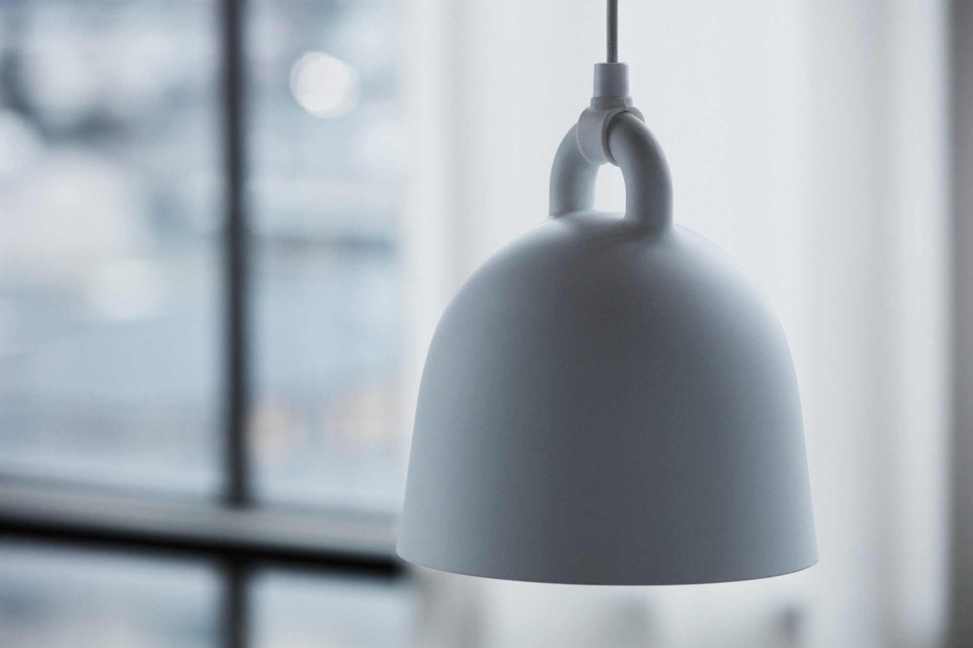 Graue Bell Lamp Hängeleuchte von Normann Copenhagen, Durchmesser 22 cm, modernes Design für Wohnräume.