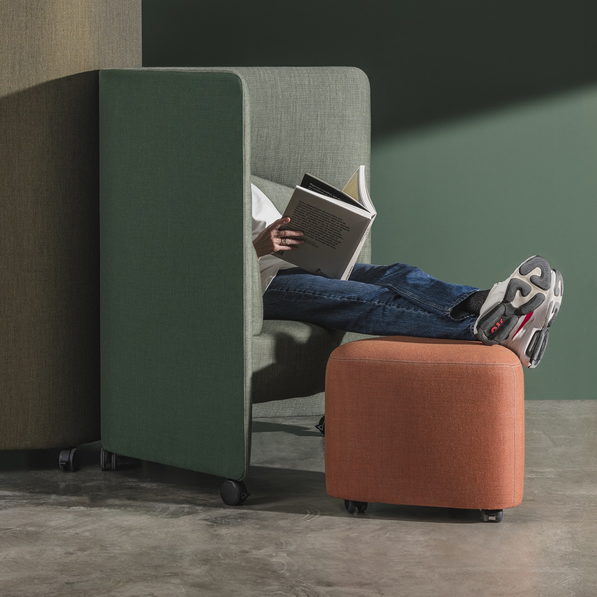 In Out Office BU2250 / BU2251 Fauteuil de salon avec panneau Andreu World