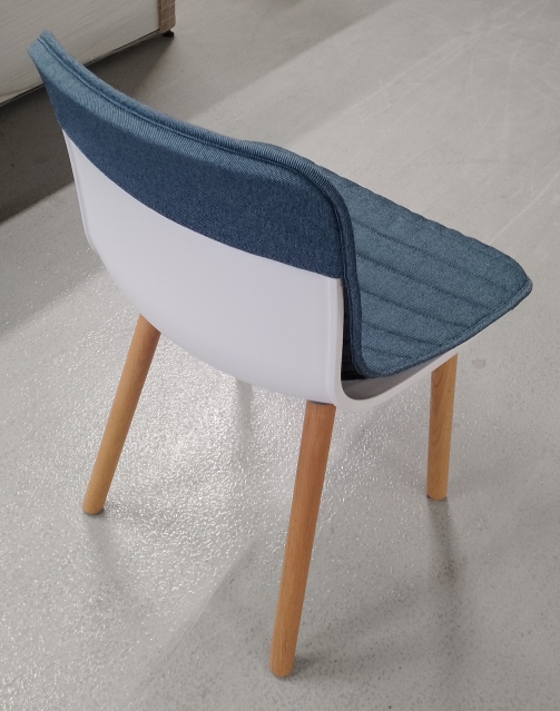 Hal Wood Entièrement rembourré CHÊNE NATURE / HAUT DE GAMME PLANO NERO/BLEU GLACE Vitra OFFRE SPECIALE