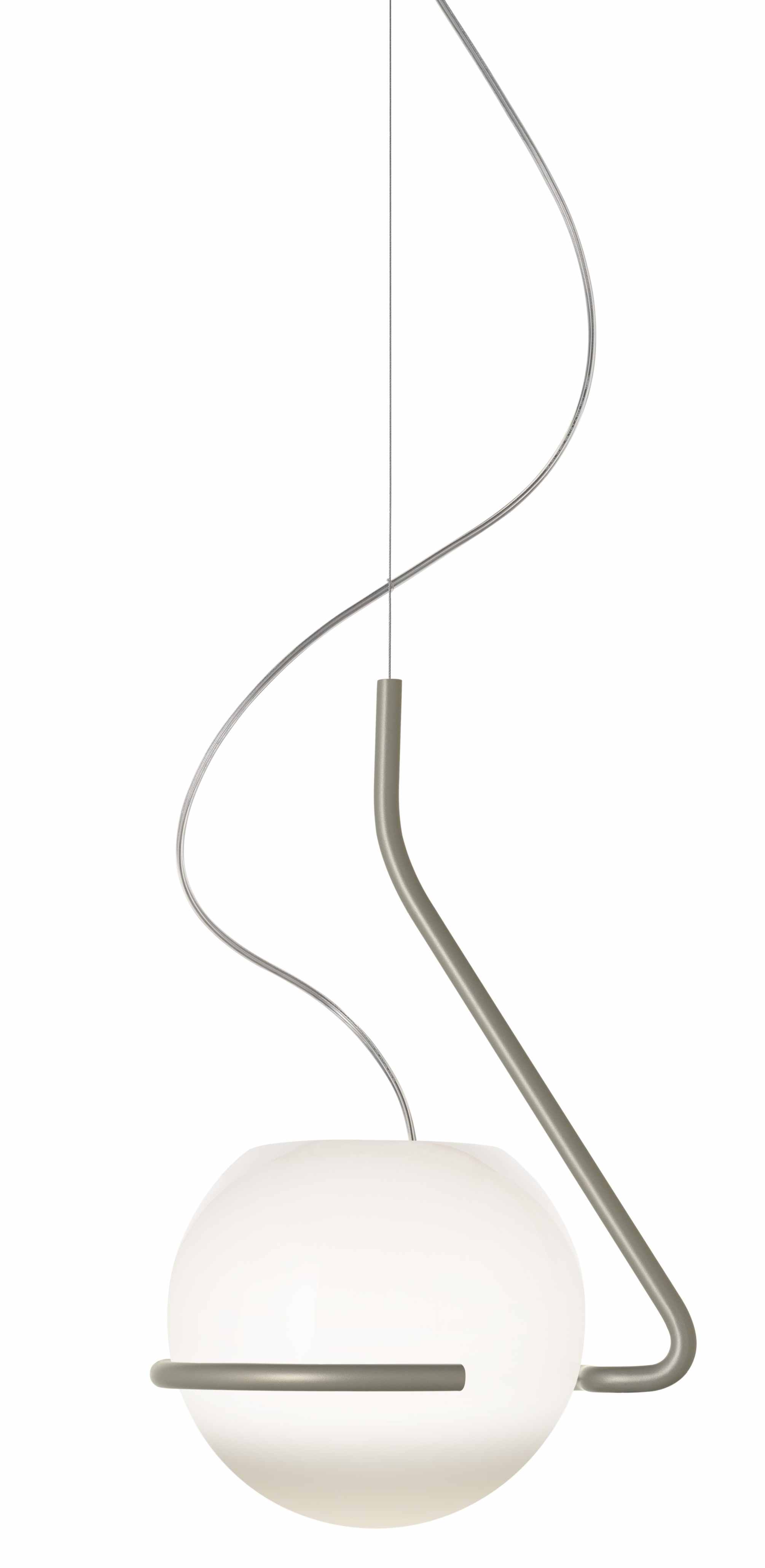 Tonda Pendelleuchte von Foscarini in Titan: Moderne Hängelampe mit runder, weißer Glaskugel und grauer Aufhängung.