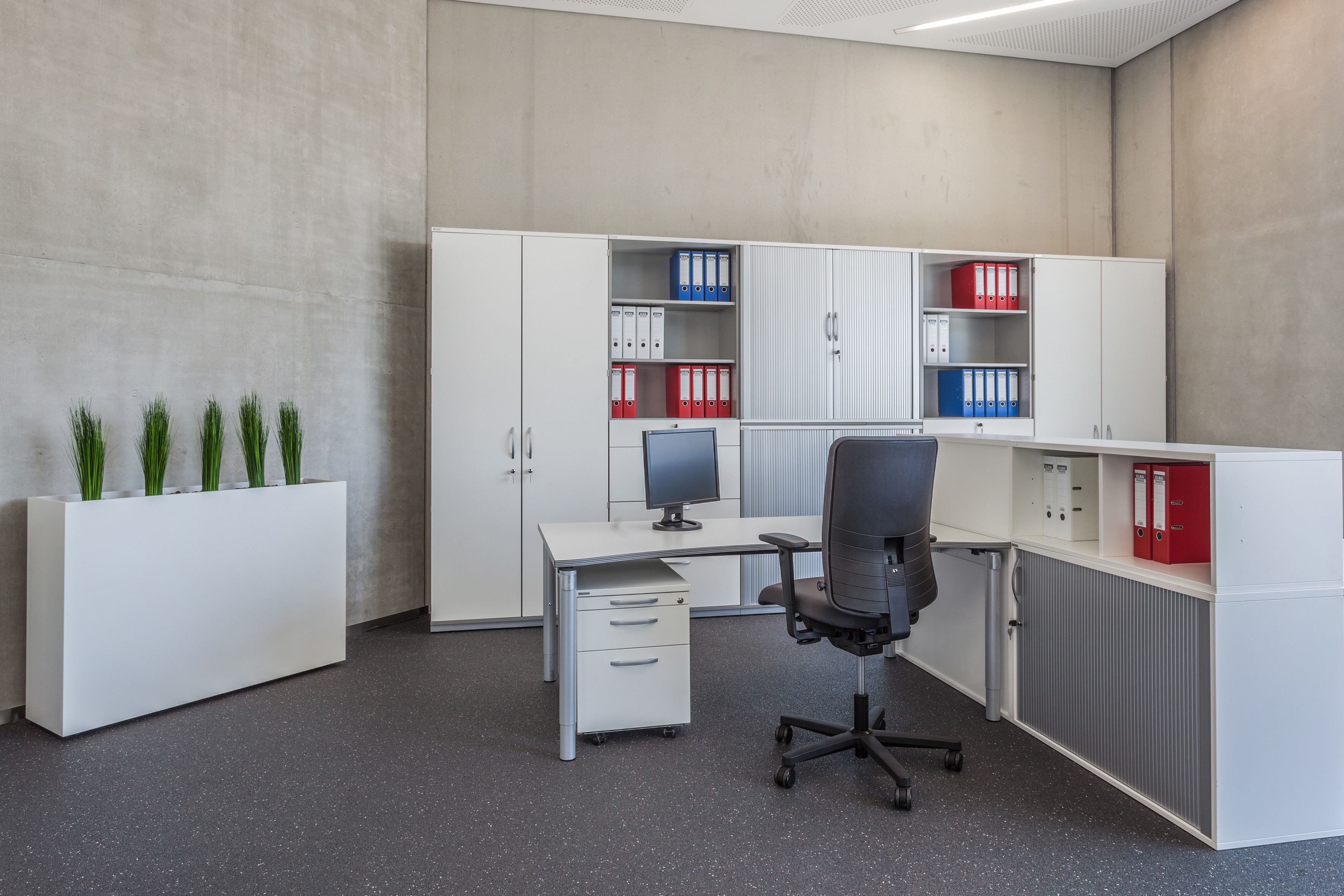 Büro mit Palmberg Systo Tec Konferenztisch, Schreibtisch, Büroschrank und Bürostuhl in modernem Design.