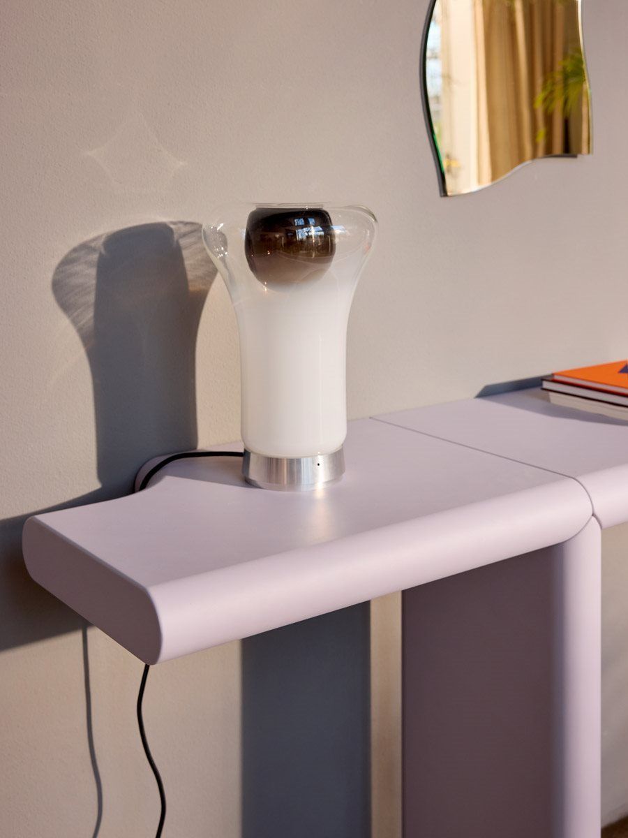 Zanotta Zavolo Consolle 792 Wandtisch in Lila mit Lampe und Spiegel an der Wand.