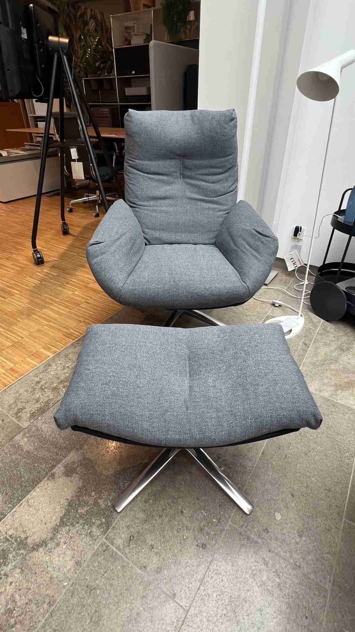 Cordia Lounge fauteuil bas avec ottoman 285 CUIR / 9130 TISSU Cor PIÈCE D'EXPOSITION