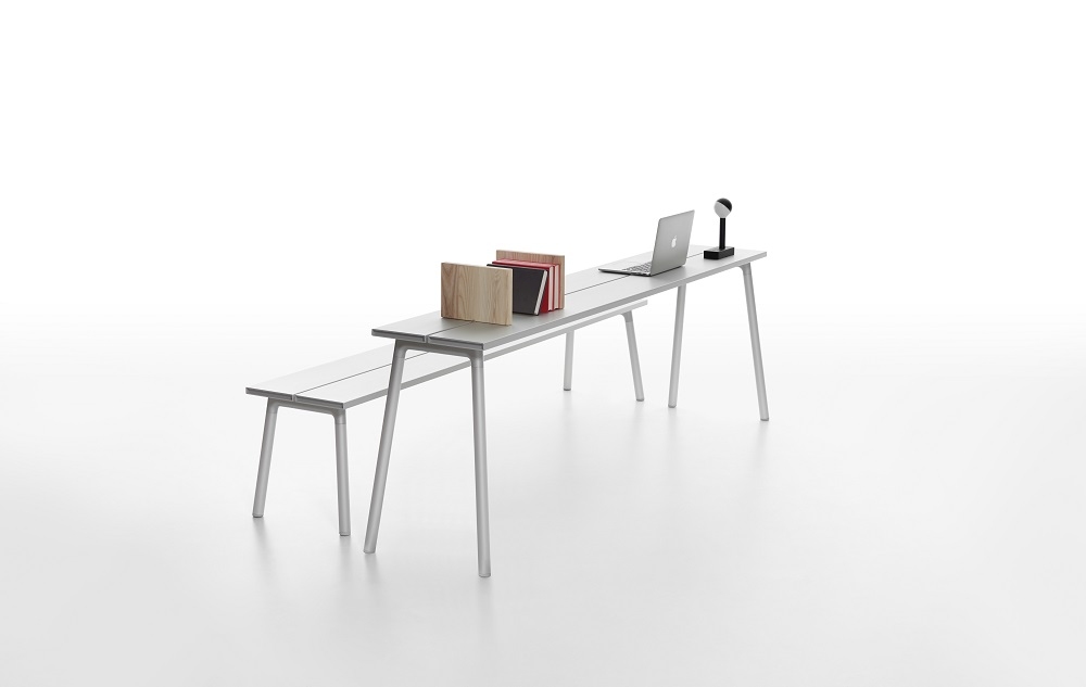 Emeco Run Bench, 4-Sitzer Bank aus Aluminium, mit Laptop und Büchern auf weißem Hintergrund.
