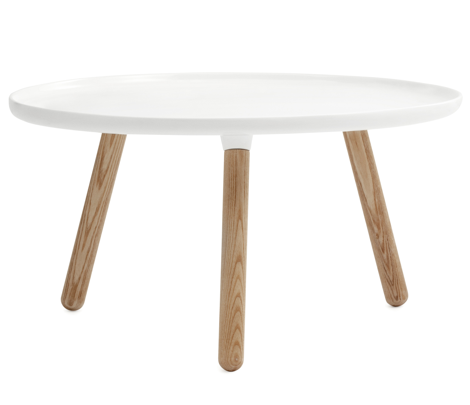 Tablo Table Large Table basse Normann Copenhagen Blanc Weißer Tablo Couchtisch von Normann Copenhagen mit drei hellen Holzbeinen. Moderner Beistelltisch.