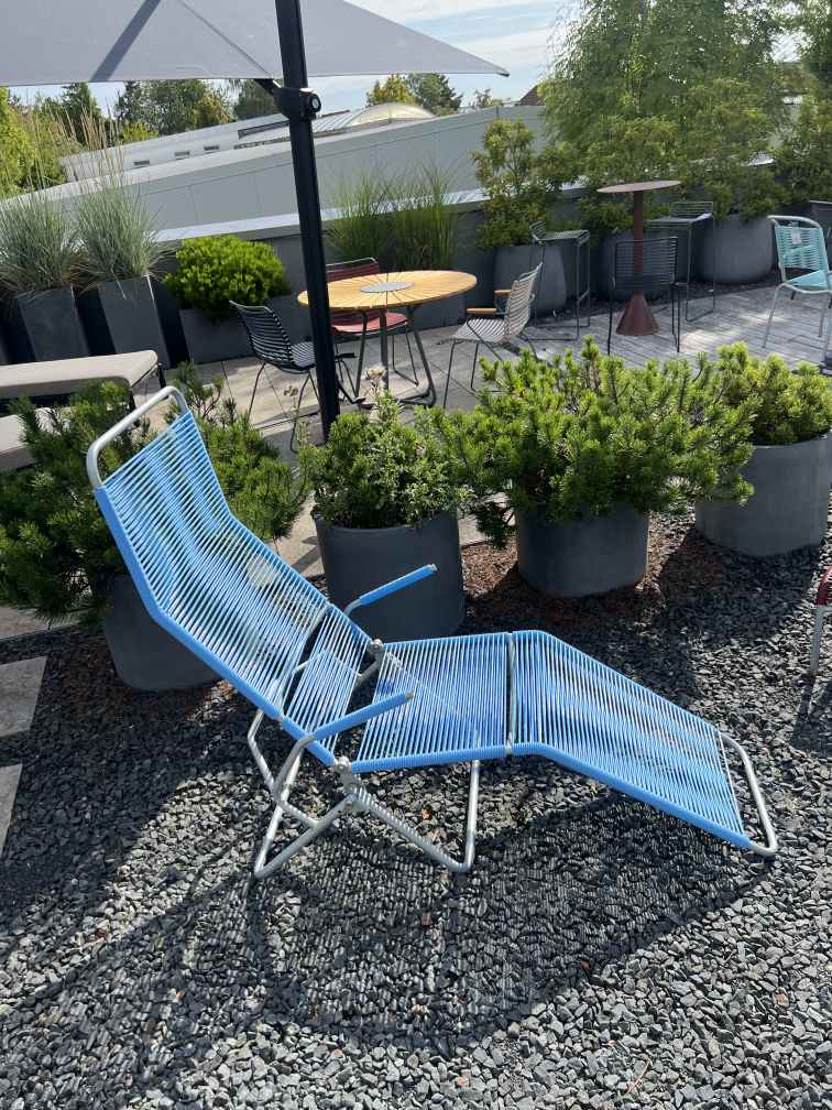 Chaise longue Altorfer Outdoor bleu clair NCS S 1060 B Embru PIÈCE D'EXPOSITION