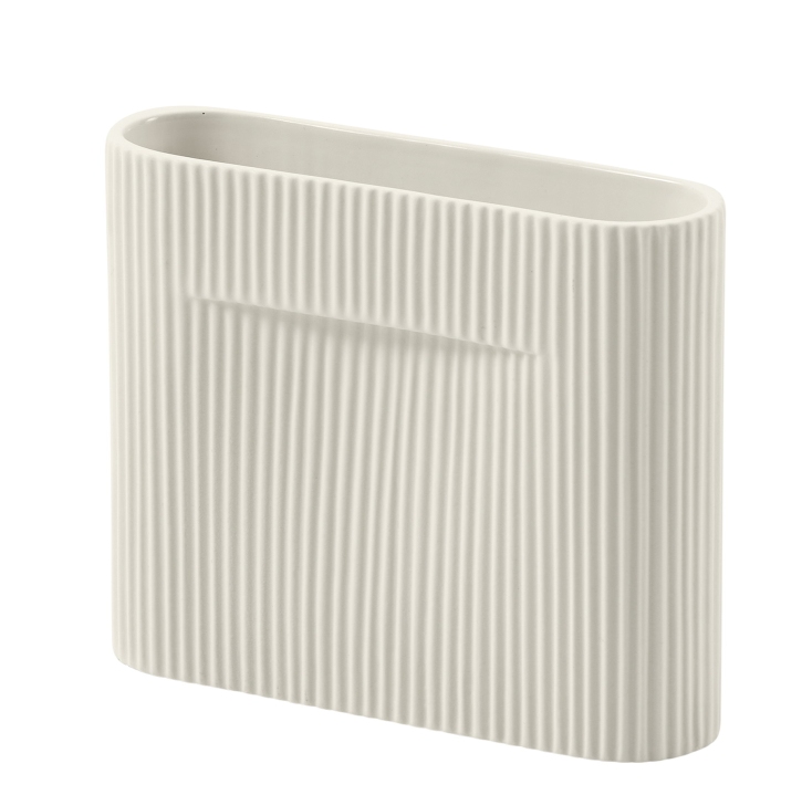 Off-white Ridge Vase von Muuto, kleine gerippte Design-Vase für Blumen und Dekoration.