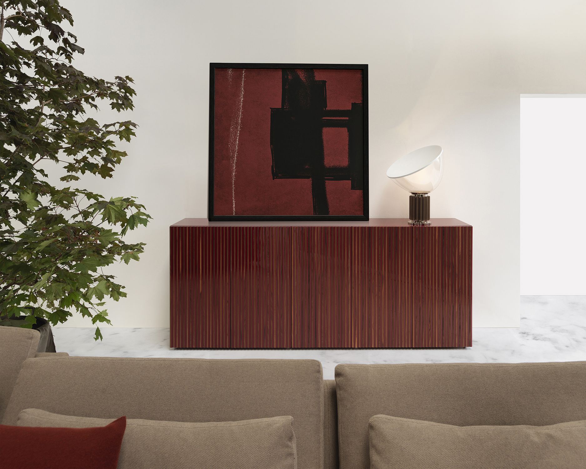 Leon Decor Buffet 4 portes bordeaux Casamania Horm Leon Decor Anrichte in Weinrot: Moderne Kommode mit vier Türen für stilvolles Wohnen.