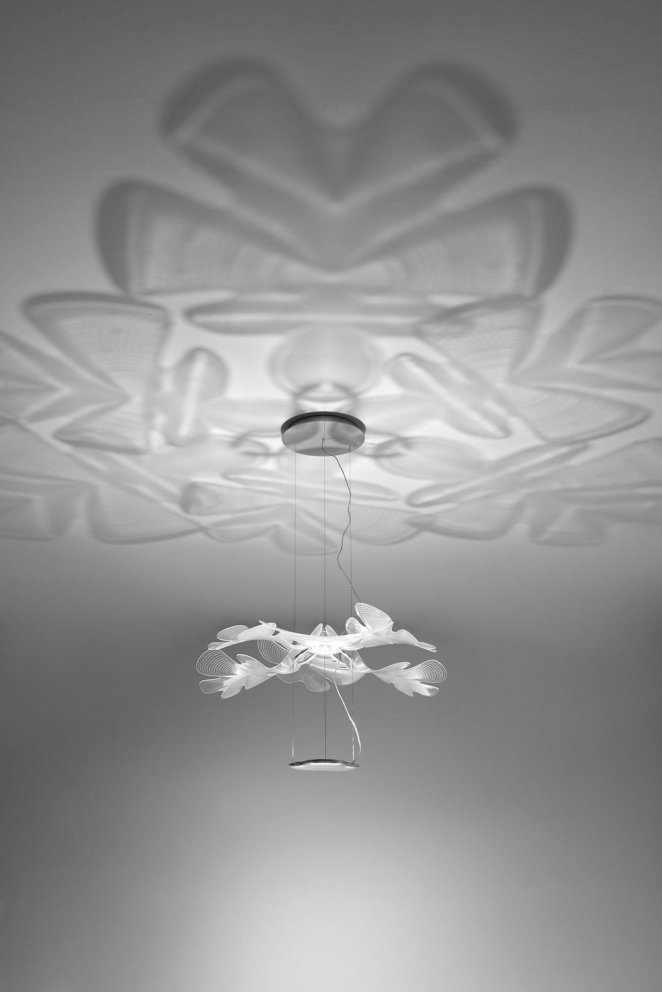 Chlorophilie suspension structure chrome diffuseur transparent Artemide