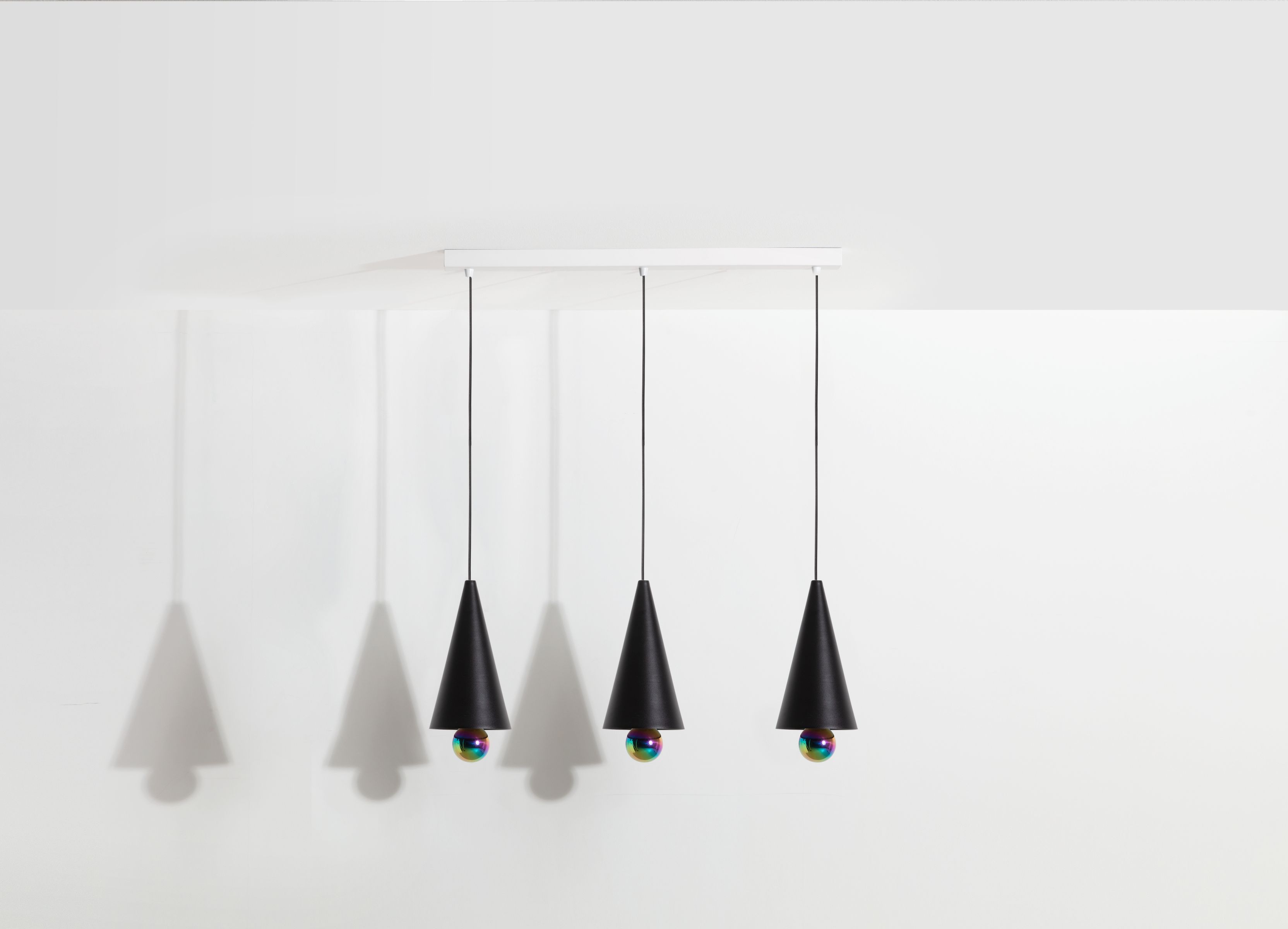 Cherry Pendelleuchte 3er Set von Petite Friture, schwarze Hängelampe mit schimmernden Kugeln.