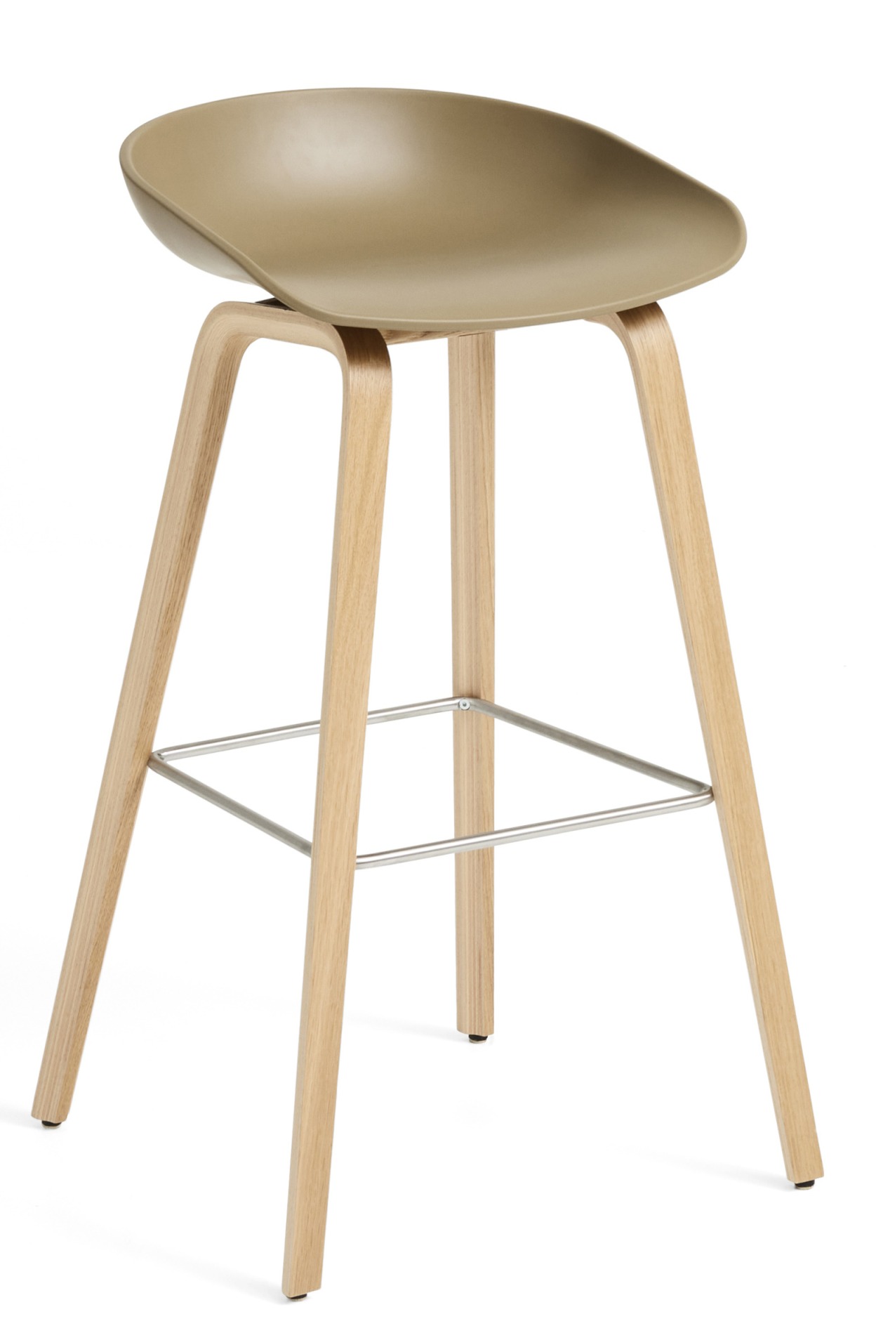 About a Stool AAS32 / AAS 32 Tabouret Haute Combinaisons préférées Hay Hay AAS32 Barhocker in Khaki mit Holzbeinen und Fußstütze aus Stahl, Ansicht von vorne.