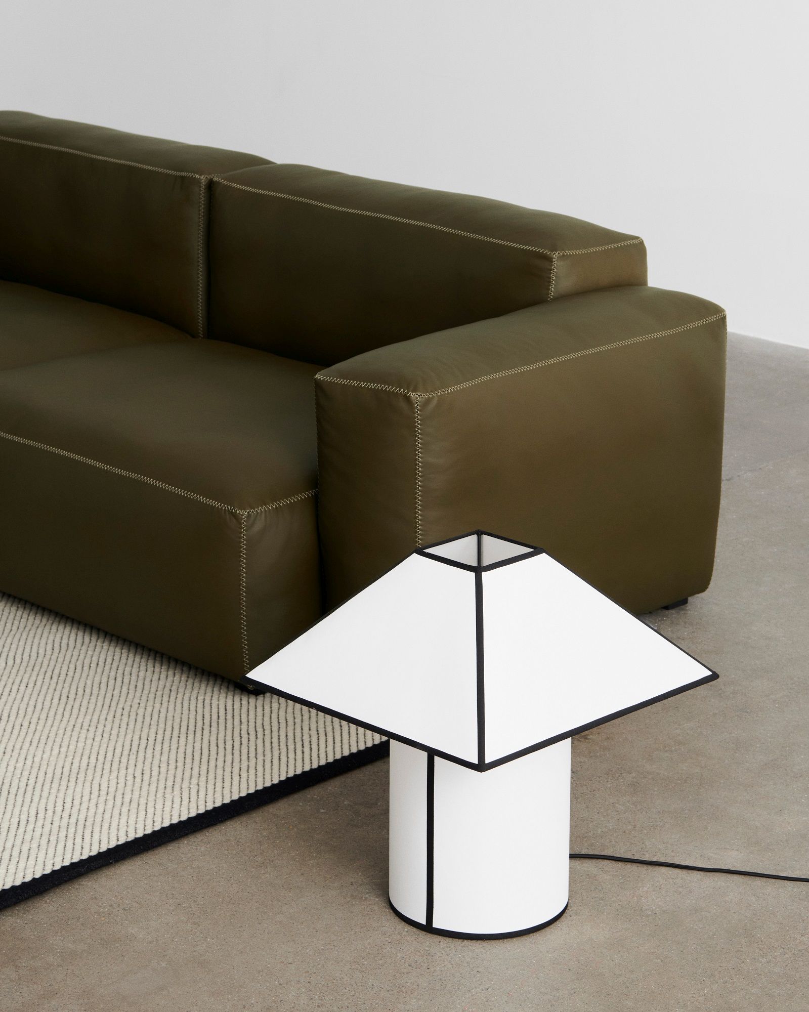 Ava Pyramid Table Lamp Lampe de table Hay
